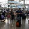 Hành khách mắc kẹt tại sân bay quốc tế Hong Kong, Trung Quốc, ngày 13/8 vừa qua, sau khi các chuyến bay bị hủy do người biểu tình tràn vào sân bay này. (Ảnh: AFP/TTXVN)