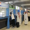 Hành khách làm thủ tục tại sân bay Abha của Saudi Arabia. (Ảnh: AFP/TTXVN)