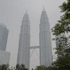 Tòa tháp đôi Petronas tại thủ đô Kuala Lumpur của Malaysia, bị bao phủ trong "màn sương trắng" khói bụi ngày 10/9 vừa qua. (Ảnh: THX/TTXVN)