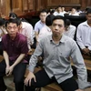Bị cáo Nguyễn Minh Hùng (trái) và bị cáo Võ Mạnh Cường tại phiên xét xử. (Ảnh: Thành Chung/TTXVN)
