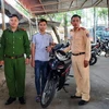 Anh Nguyễn Đăng Trình nhận lại xe tại cơ quan Công an. (Ảnh: Lê Đức Hoảnh/TTXVN)