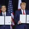 Thủ tướng Nhật Bản Shinzo Abe và Tổng thống Mỹ Donald Trump tại lễ ký thỏa thuận thương mại song phương ở New York của Mỹ ngày 25/9. (Ảnh: AFP/TTXVN)