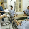 Nhân viên y tế chăm sóc điều trị cho người bệnh mắc sốt xuất huyết tại khoa Truyền nhiễm-bệnh viện Đa khoa Đống Đa. (Ảnh: Dương Ngọc/TTXVN)