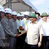 Thủ tướng Nguyễn Xuân Phúc tặng quà động viên các đơn vị và công nhân thi công. (Ảnh: Thống Nhất/TTXVN)
