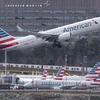 Máy bay của hãng hàng không American Airlines tại sân bay Ronald Reagan ở Arlington, Virginia của Mỹ. (Ảnh: AFP/TTXVN)