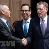 Phó Thủ tướng Trung Quốc Lưu Hạc cùng các quan chức Mỹ tại Washington hồi tháng 5/2019. (Ảnh: AFP/TTXVN)