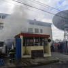 Lính cứu hỏa nỗ lực dập lửa tại trụ sở đài truyền hình Teleamazonas TV ở thủ đô Quito của Ecuador sau vụ tấn công ngày 12/10. (Ảnh: AFP/TTXVN)