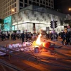 Người biểu tình bạo lực đốt phá trên đường phố tại Hong Kong, Trung Quốc. (Ảnh: THX/TTXVN)