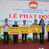 Đại diện Ủy ban Mặt trận Tổ quốc Việt Nam thành phố Hà Nội trao kinh phí hỗ trợ xây 5 nhà "Đại đoàn kết" cho các hộ nghèo. (Ảnh: Nguyễn Thắng/TTXVN)
