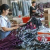 Công nhân làm việc trong một nhà máy dệt may ở tỉnh Phúc Kiến của Trung Quốc. (Ảnh: AFP/TTXVN)