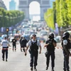 Cảnh sát Pháp tuần tra tại một tuyến phố ở thủ đô Paris. (Ảnh: AFP/TTXVN)