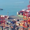 Hàng hóa được xếp tại cảng ở Busan của Hàn Quốc. (Ảnh: AFP/TTXVN)