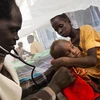 Bác sỹ khám và điều trị cho bệnh nhân lao tại Malakal thuộc Nam Sudan. (Ảnh: AFP/TTXVN)