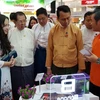 Đại biểu tham quan các gian hàng tại Triển lãm “Thương hiệu Việt Nam tại Myanmar - Chất lượng hướng đến thành công.” (Ảnh: TTXVN phát)