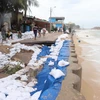 Khu vực kè biển xã Nhơn Hải đã được Bộ đội Biên phòng Bình Định hỗ trợ chèn bao cát chống xói lở. (Ảnh: Phạm Kha/TTXVN)