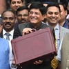 Bộ trưởng Thương mại Ấn Độ Piyush Goyal - đứng giữa. (Ảnh: AFP/TTXVN)