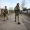 Quân nhân Ukraine tuần tra tại làng Katerynivka, vùng Lugansk, miền Đông Ukraine ngày 2/11 vừa qua. (Ảnh: AFP/TTXVN)