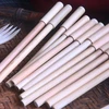 Ngoài sản xuất ống hút, anh Lê Xuân Hà còn sản xuất thêm các sản phẩm khác thân thiện với môi trường như bút, thìa, dao, dĩa... bằng tre luồng. (Ảnh: Khiếu Tư/TTXVN)