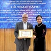 Chủ tịch Liên hiệp các tổ chức hữu nghị Việt Nam Nguyễn Phương Nga trao Kỷ niệm chương “Vì hòa bình, hữu nghị giữa các dân tộc” tặng Đại sứ Cộng hòa Venezuela tại Việt Nam Jorge Rondon Uzcategui. (Ảnh: TTXVN phát)