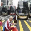 Xe buýt không thể di chuyển trên phố sau khi bị người biểu tình chọc thủng lốp tại Hong Kong, Trung Quốc ngày 12/11. (Ảnh: Kyodo/TTXVN)