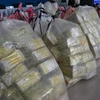 Cảnh sát trưng bày số ma túy đá tịch thu trong các chiến dịch chống buôn lậu ma túy tại Bangkok của Thái Lan, ngày 5/6 vừa qua. (Ảnh: AFP/TTXVN)