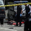 Cảnh sát Indonesia điều tra tại hiện trường vụ đánh bom liều chết bên ngoài đồn cảnh sát trên đảo Sumatra của Indonesia ngày 13/11 vừa qua. (Ảnh: AFP/TTXVN)