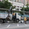 Công nhân dọn dẹp trên tuyến đường ở Mong Kok của Hong Kong, Trung Quốc, sau khi người biểu tình quá khích đập phá tại nhiều tuyến phố. (Ảnh: THX/TTXVN)