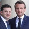Tổng thống Ukraine Volodymyr Zelensky (trái) và Tổng thống Pháp Emmanuel Macron. (Ảnh: AFP/TTXVN)