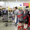 Người dân Mỹ mua sắm tại California. (Ảnh: AFP/TTXVN)