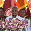Tân Tổng thống Sri Lanka Gotabaya Rajapaksa (giữa) tuyên thệ nhậm chức. (Ảnh: AFP/TTXVN)