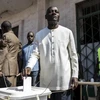 Tổng thống Guinea-Bissau Jose Mario Vaz bỏ phiếu tại điểm bầu cử ở Bissau ngày 24/11. (Ảnh: AFP/TTXVN)