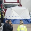 Cảnh sát điều tra tại hiện trường phát hiện 39 thi thể trong thùng xe tải đông lạnh ở khu công nghiệp Waterglade thuộc hạt Essex của Anh. (Ảnh: THX/TTXVN)