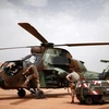 Những người lính Pháp làm việc trên một máy bay trực thăng tại căn cứ ở Gao, phía bắc Mali. (Nguồn: Reuters)