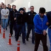 Cảnh sát Thổ Nhĩ Kỳ bắt giữ các đối tượng tình nghi liên quan tới mạng lưới ủng hộ giáo sỹ Fethullah Gulen tại thành phố Kayseri. (Ảnh: AFP/TTXVN)