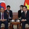 Thủ tướng Nguyễn Xuân Phúc gặp Thủ tướng Hàn Quốc Lee Nak-yeon. (Ảnh: Thống Nhất/TTXVN)