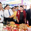 Chủ tịch Quốc hội Nguyễn Thị Kim Ngân thăm các gian hàng ẩm thực của Hội chợ. (Ảnh: Trọng Đức/TTXVN)