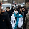 Phụ nữ Iran đeo khẩu trang để bảo vệ chống ô nhiễm không khí ở Tehran, Iran. (Nguồn: AP)