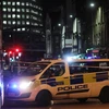 Cảnh sát Anh phong tỏa khu vực quanh cầu London sau vụ tấn công bằng dao, tối 29/11. (Ảnh: AFP/TTXVN)