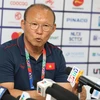 Huấn luyện viên Park Hang Seo phát biểu tại một cuộc họp báo. (Ảnh: Hoàng Linh/TTXVN)
