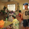Người dân sơ tán tránh bão Kammuri tại Legaspi, Philippines, ngày 2/12. (Ảnh: AFP/TTXVN)