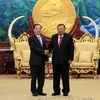 Tổng Bí thư, Chủ tịch nước Lào Bounnhang Vorachith tiếp thân mật ông Đào Việt Trung. (Ảnh: Phạm Kiên/Vietnam+)