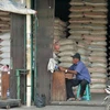 Một quầy bán gạo tại chợ ở thủ đô Jakarta của Indonesia. (Ảnh: AFP/TTXVN)