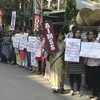 Tuần hành phản đối các vụ cưỡng bức tại Siliguri, Ấn Độ, ngày 7/12. (Ảnh: AFP/TTXVN)