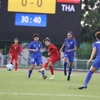 Cầu thủ đội tuyển nữ Việt Nam trong vòng vây cầu thủ Thái Lan ở vòng bảng môn bóng đá nữ SEA Games 30 tại Philippines ngày 26/11 vừa qua. (Ảnh: Hoàng Linh/TTXVN)