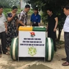 Đoàn thanh niên phường Bình Minh kết hợp với Đoàn thanh niên Phân hiệu Đại học Thái Nguyên tại Lào Cai đã cho ra mắt sản phẩm thùng rác thông minh với nhiều tiện ích vượt trội. (Ảnh: Hương Thu/TTXVN)