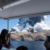 Tro bụi phun lên từ miệng núi lửa White Island tại New Zealand ngày 9/12. (Ảnh: THX/TTXVN)