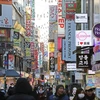Người dân mua sắm hàng hóa tại khu vực Myeongdong ở thủ đô Seoul của Hàn Quốc. (Ảnh: Yonhap/TTXVN)