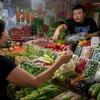 Một quầy bán rau quả tại chợ ở Bắc Kinh của Trung Quốc. (Ảnh: AFP/TTXVN)