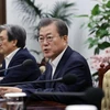 Tổng thống Hàn Quốc Moon Jae-in (thứ 2, phải) chủ trì cuộc họp với các thư ký cấp cao tại Seoul ngày 16/12. (Ảnh: Yonhap/TTXVN)