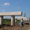 Thi công gói thầu xây lắp số 17 ở huyện Cái Bè, tỉnh Tiền Giang. (Ảnh: Minh Trí/TTXVN)